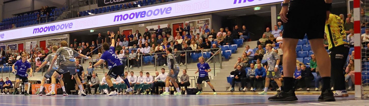 Fra kampens start - Kasper Sjursen står fri ved målcirklen. Foto: Johnny Tauman.