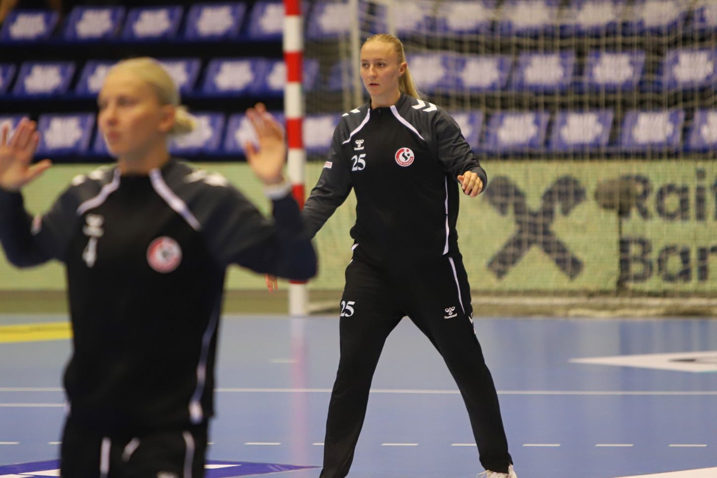 Henny Reistad deltog i opvarmningen, men tog herefter plads på bænken. Foto: Johnny Tauman.