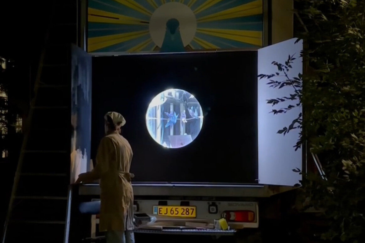 Scenen foldes ud fra en varevogn, når MARTHA! forvandler byrummet til et surrealistisk teaterunivers under åben himmel.