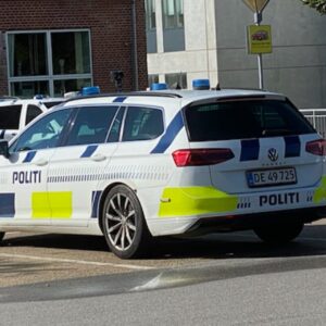 Politiets patruljevogn foran ejendommen, hvor en 56-årig mand blev fundet svært tilskadekommen. Foto: Johnny Tauman.