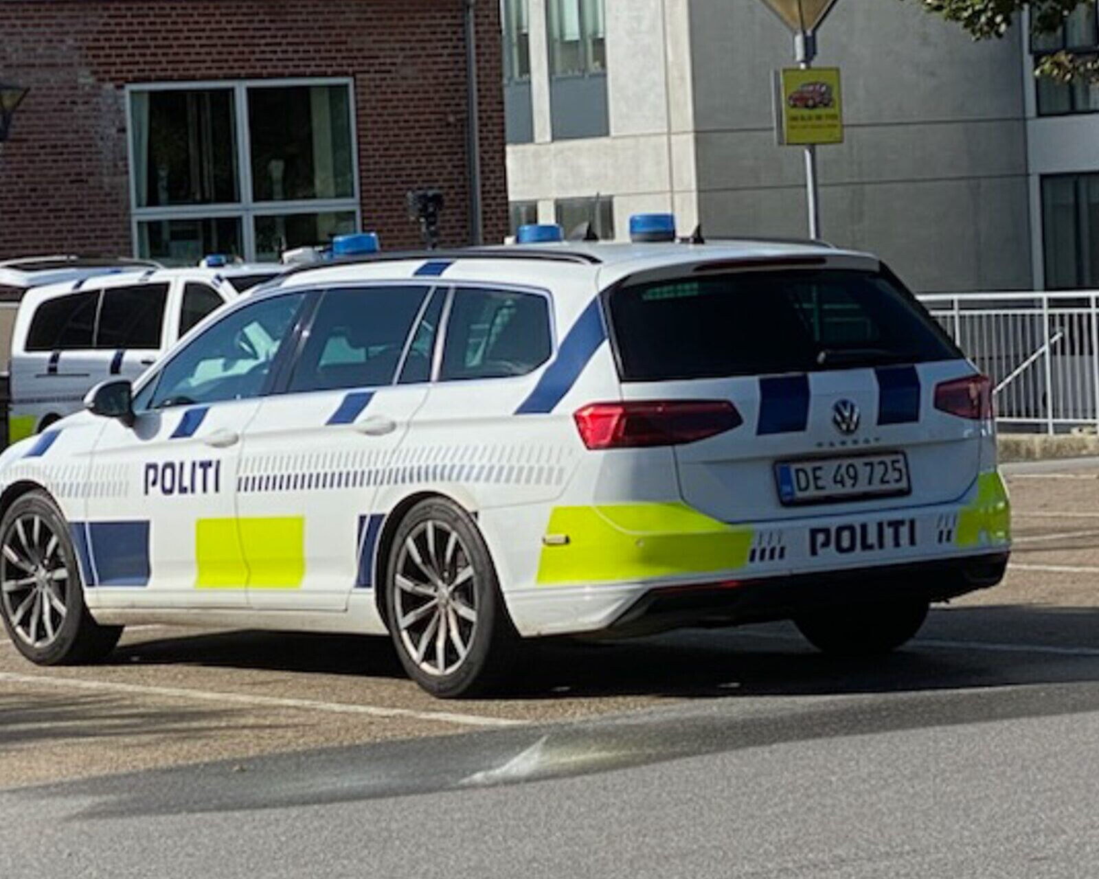 Politiets patruljevogn foran ejendommen, hvor en 56-årig mand blev fundet svært tilskadekommen. Foto: Johnny Tauman.