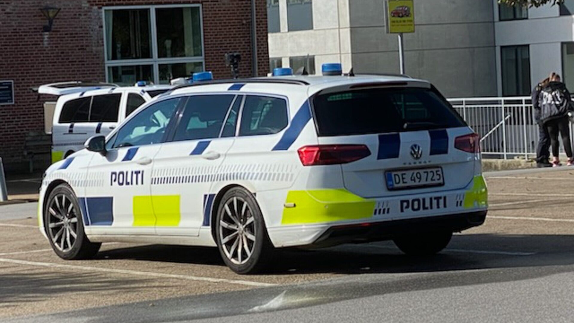 Politiets patruljevogn foran ejendommen, hvor en 56-årig mand blev fundet svært tilskadekommen. Foto: Johnny Tauman.