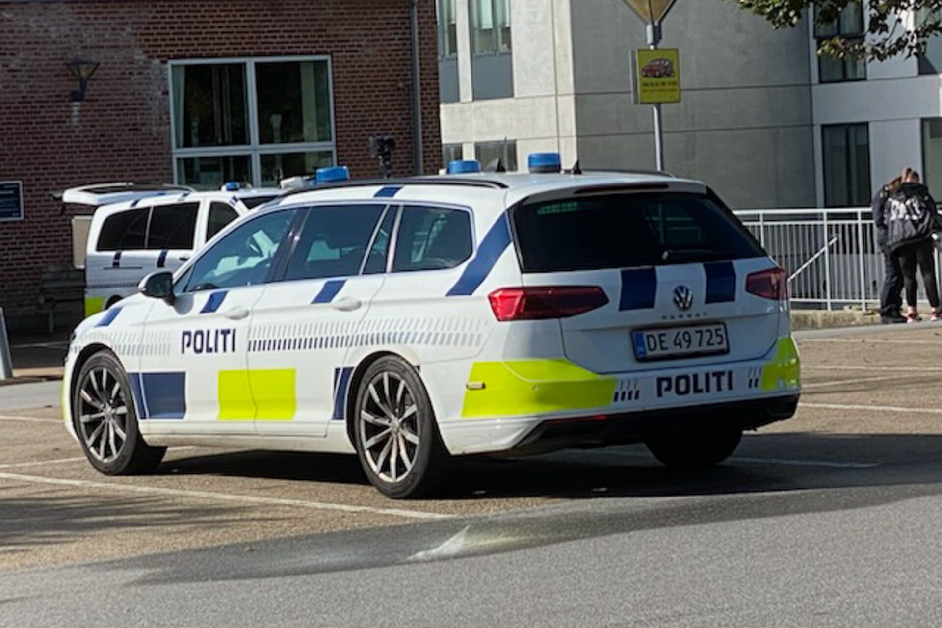 Politiets patruljevogn foran ejendommen, hvor en 56-årig mand blev fundet svært tilskadekommen. Foto: Johnny Tauman.