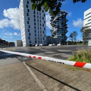 Området omkring højhuset var søndag afspærret, mens teknikere arbejdede på gerningsstedet. Foto: Johnny Tauman.