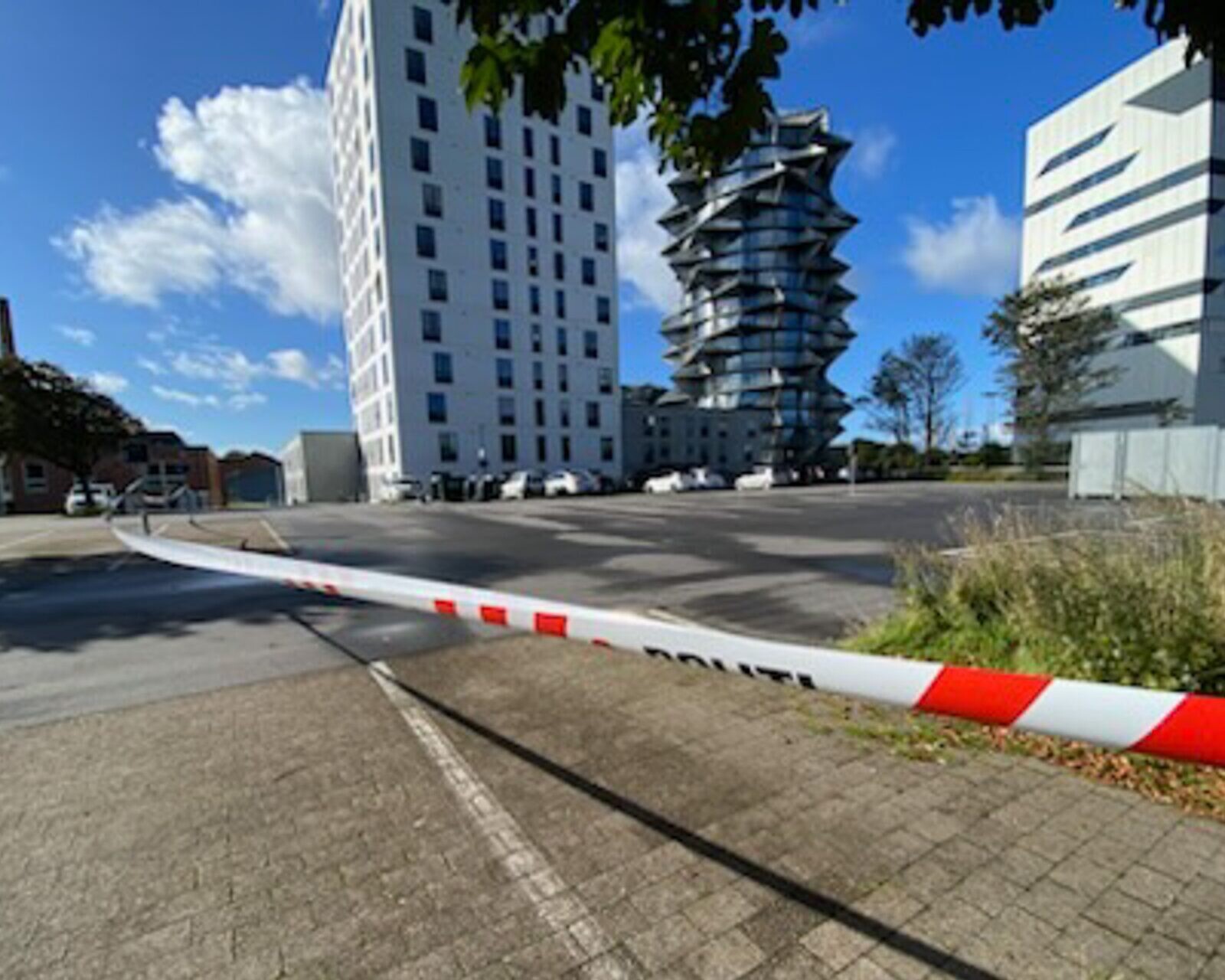 Området omkring højhuset var søndag afspærret, mens teknikere arbejdede på gerningsstedet. Foto: Johnny Tauman.