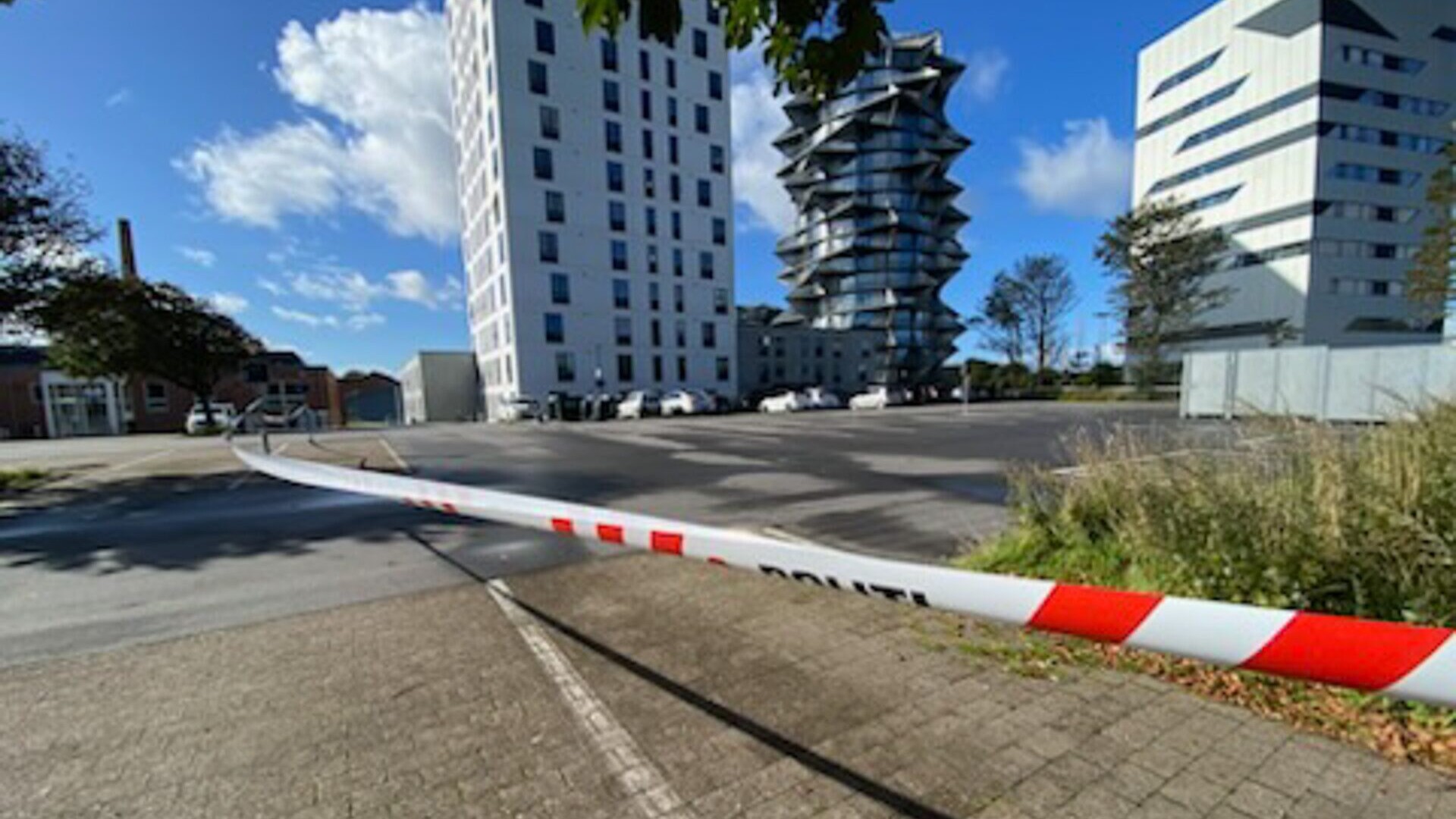 Området omkring højhuset var søndag afspærret, mens teknikere arbejdede på gerningsstedet. Foto: Johnny Tauman.