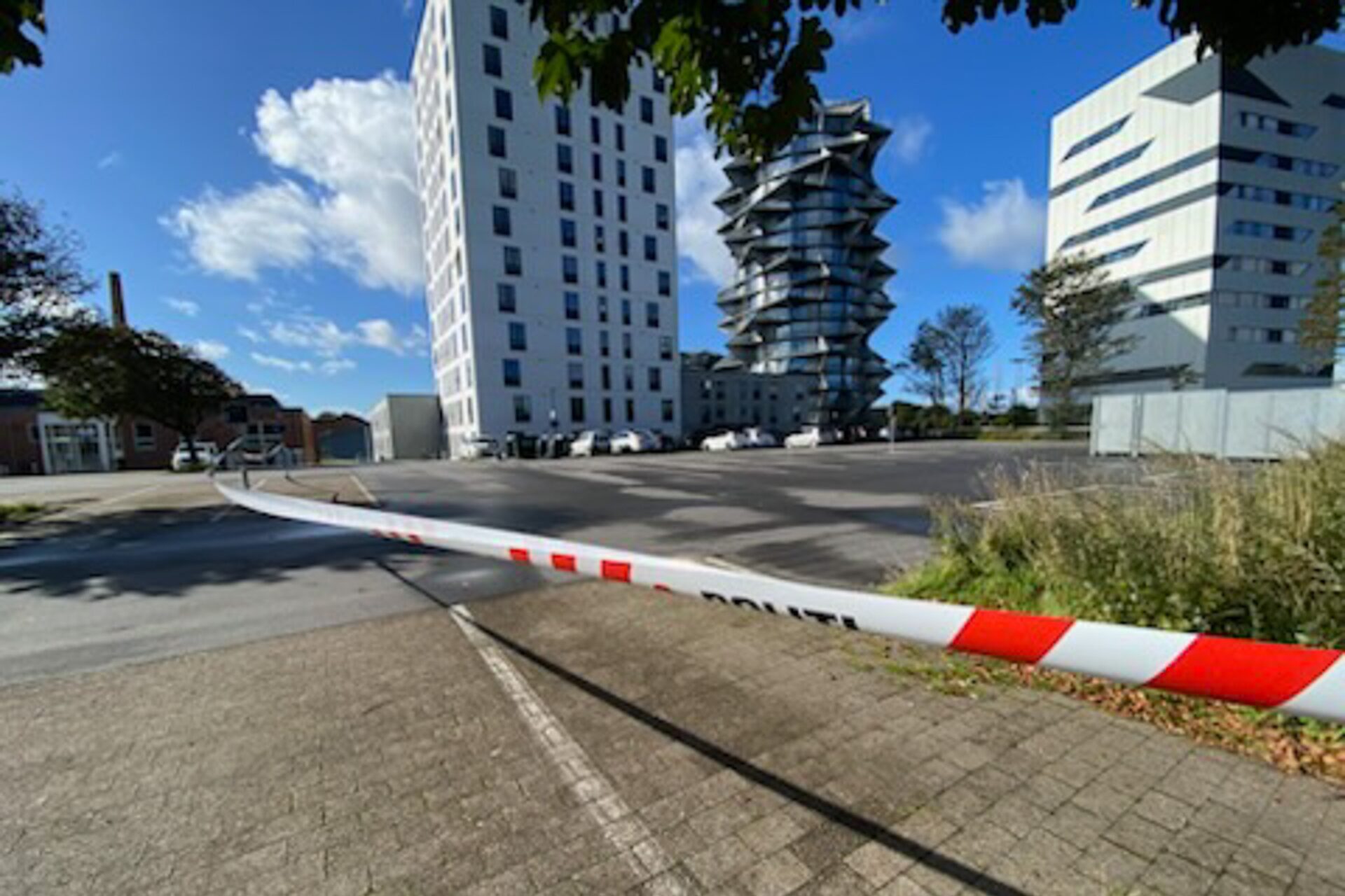 Området omkring højhuset var søndag afspærret, mens teknikere arbejdede på gerningsstedet. Foto: Johnny Tauman.