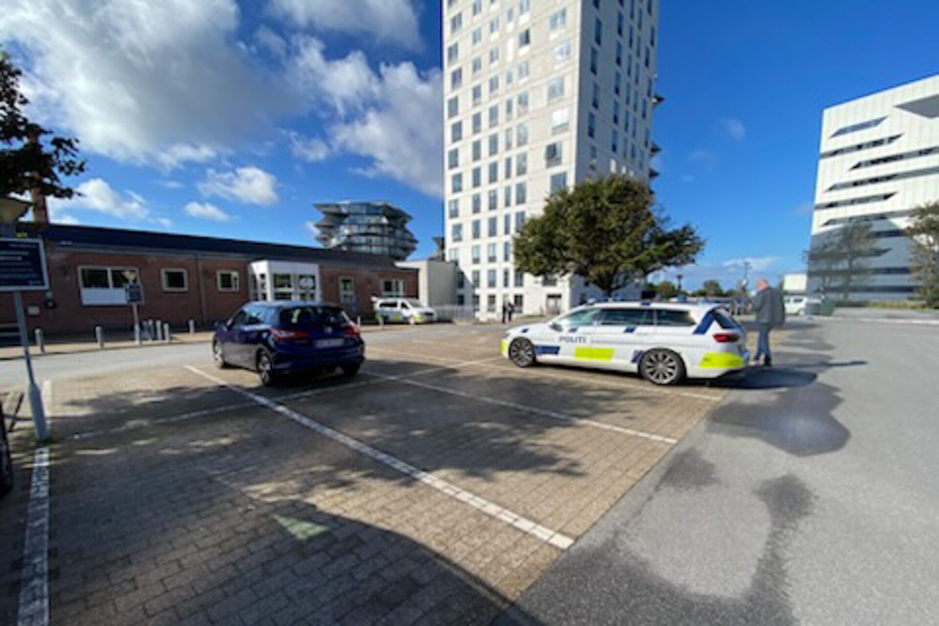 Politiet til stede på Grådybet søndag formiddag efter et voldsomt overfald i en lejlighed i højhuset. Foto: Johnny Tauman.