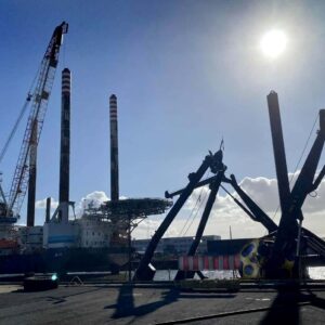 Mandag formiddag dukkede jack-up platformen JB 115 op ved Shetlandskaj i Esbjerg – et imponerende syn med sine markante støtteben. Foto: Johnny Tauman.