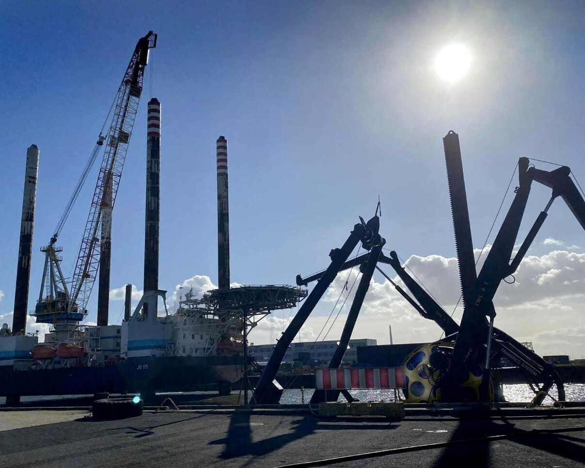 Mandag formiddag dukkede jack-up platformen JB 115 op ved Shetlandskaj i Esbjerg – et imponerende syn med sine markante støtteben. Foto: Johnny Tauman.