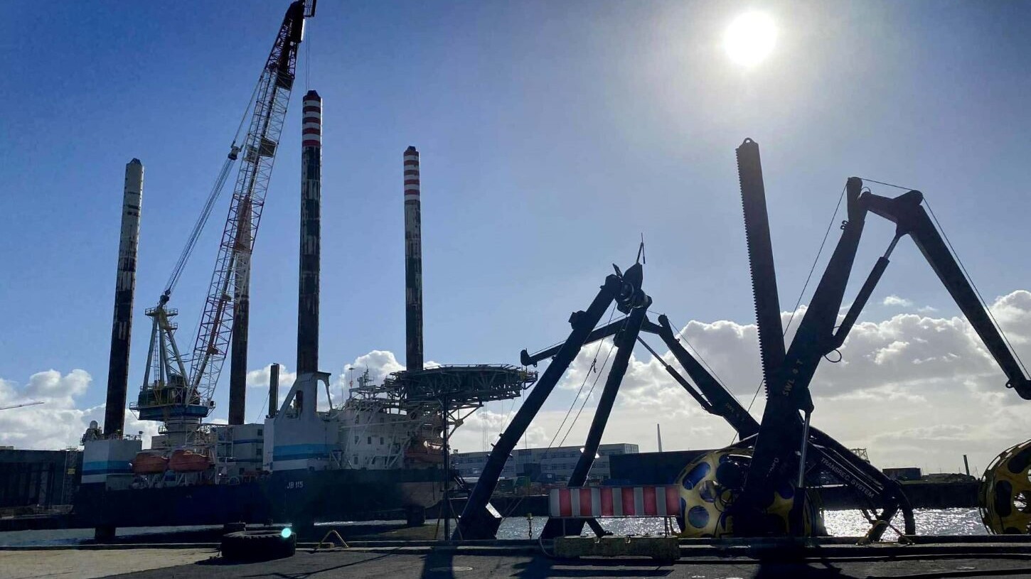 Mandag formiddag dukkede jack-up platformen JB 115 op ved Shetlandskaj i Esbjerg – et imponerende syn med sine markante støtteben. Foto: Johnny Tauman.