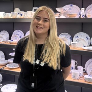 24-årige Julie Vogt Bargmeyer er klar til at tage imod kunderne i Imerco i Esbjerg Storcenter.