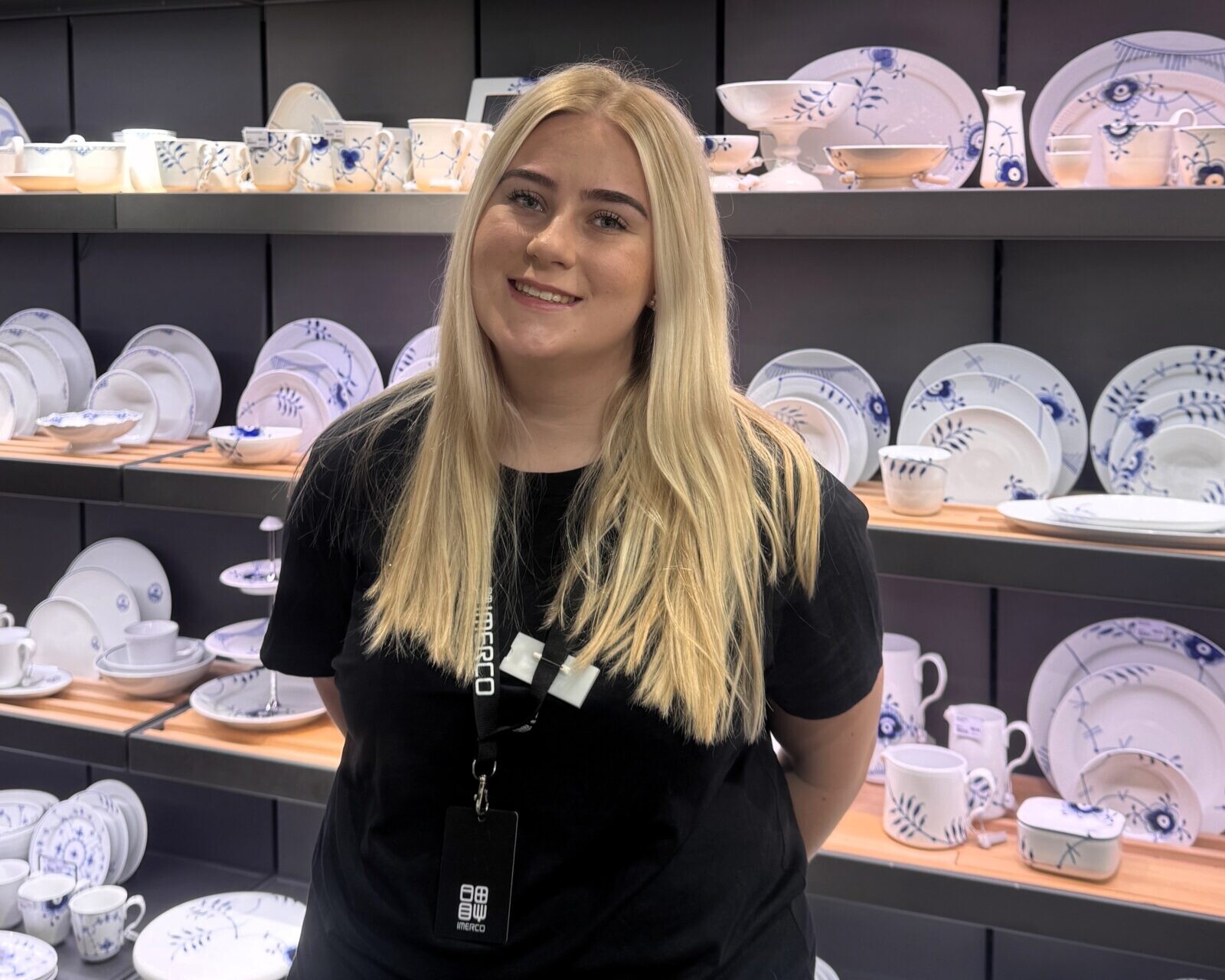 24-årige Julie Vogt Bargmeyer er klar til at tage imod kunderne i Imerco i Esbjerg Storcenter.