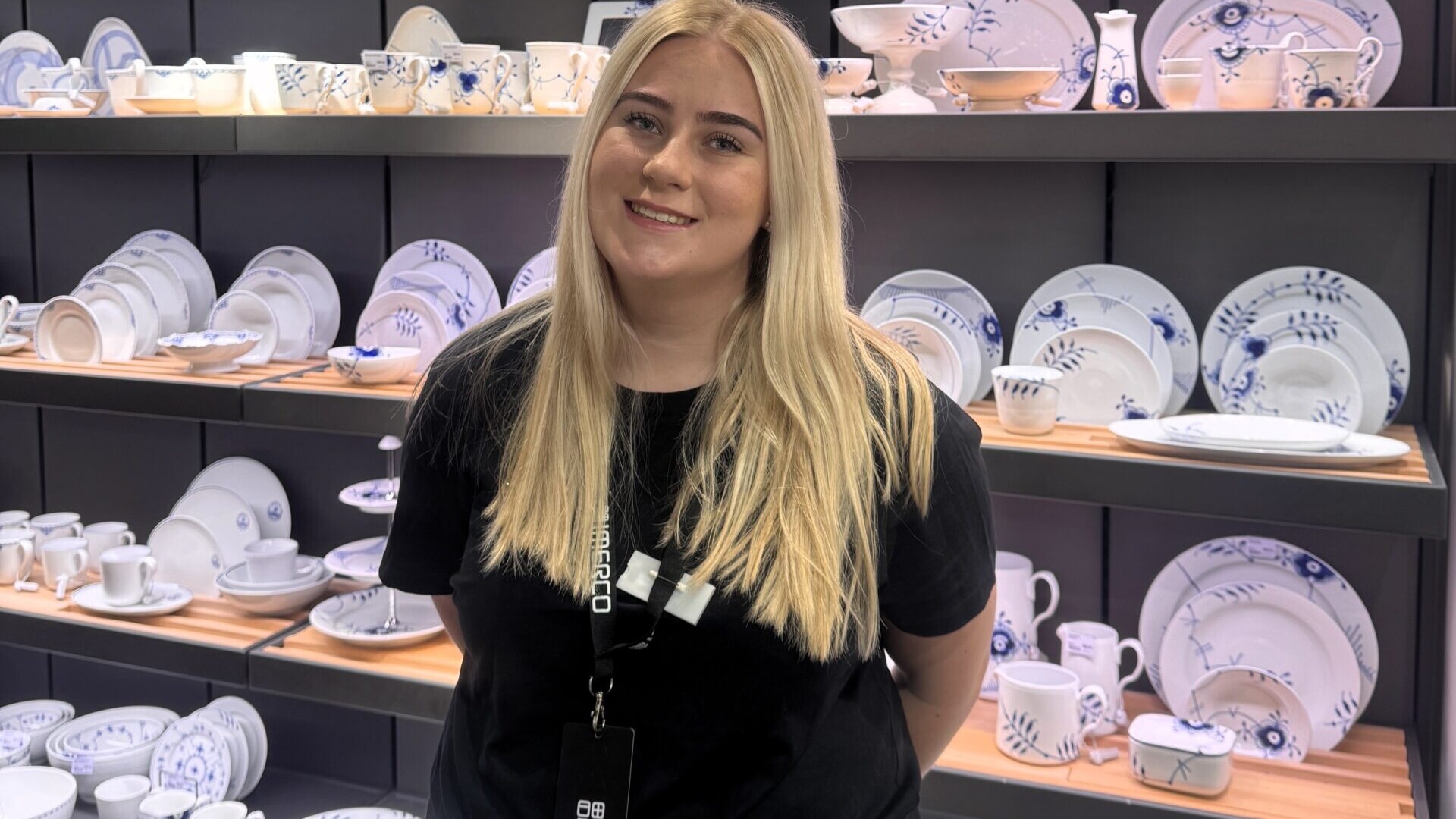 24-årige Julie Vogt Bargmeyer er klar til at tage imod kunderne i Imerco i Esbjerg Storcenter.