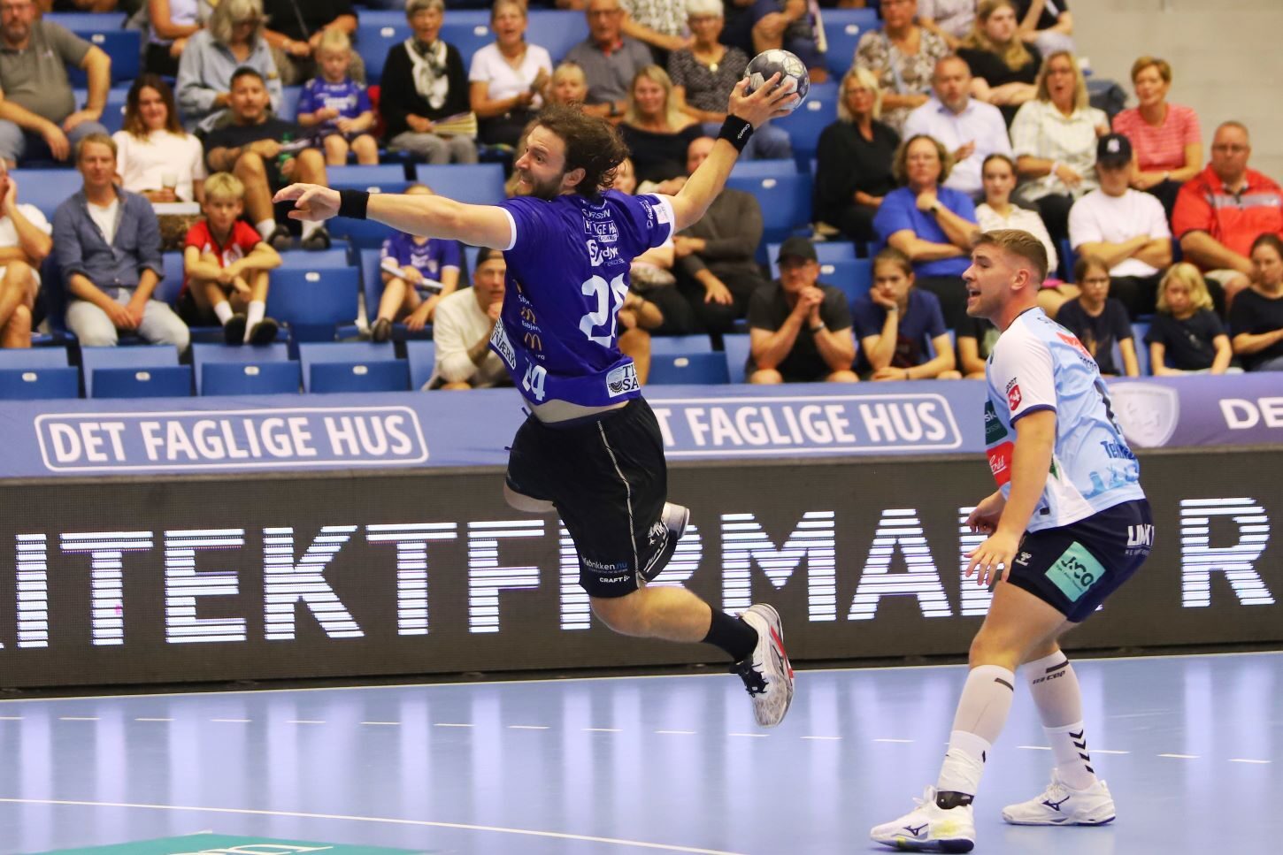 Kasper Sjursen er egentlig stregspiller, men gør det også godt flyvende. Foto: Johnny Tauman.