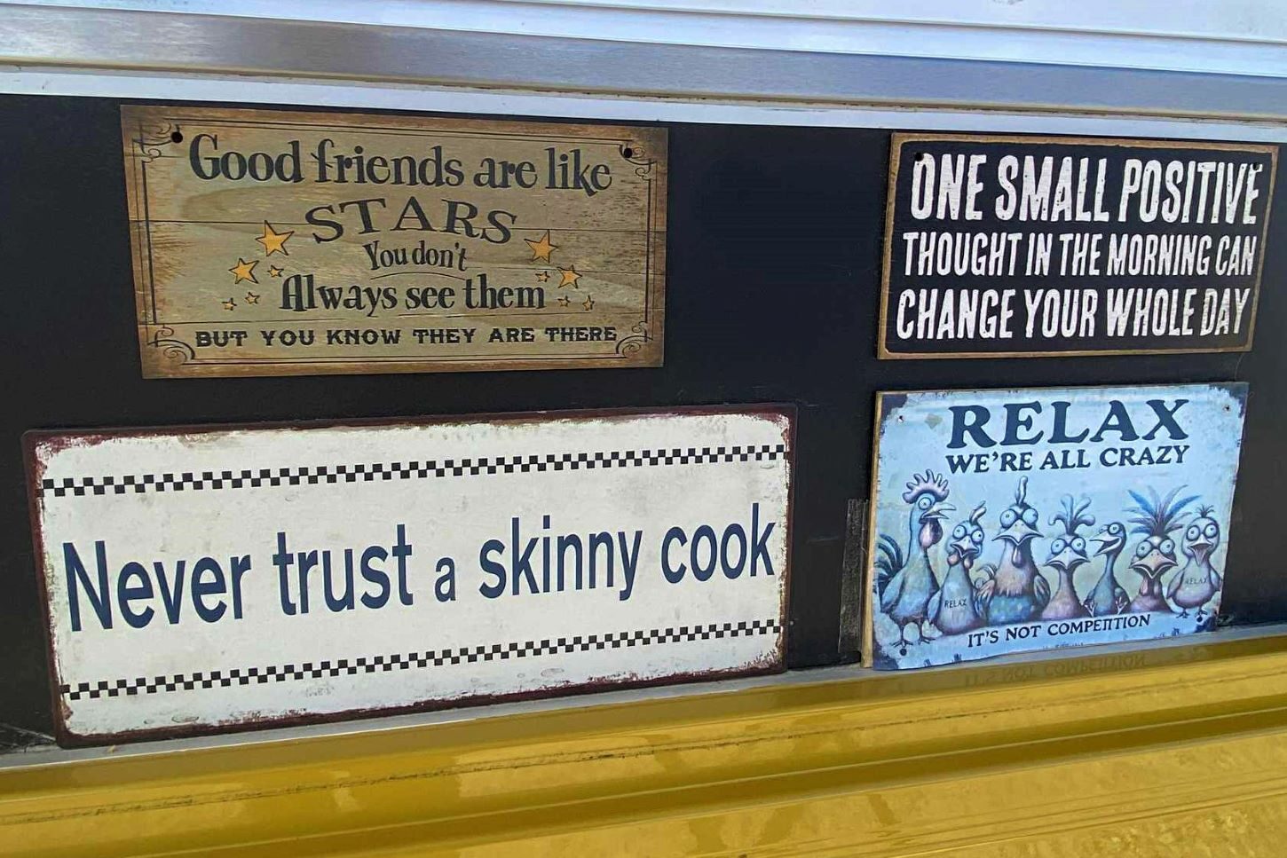 Lækkerbilen har en række skilte, som man kan nyde i ventetiden. Foto: Johnny Tauman.