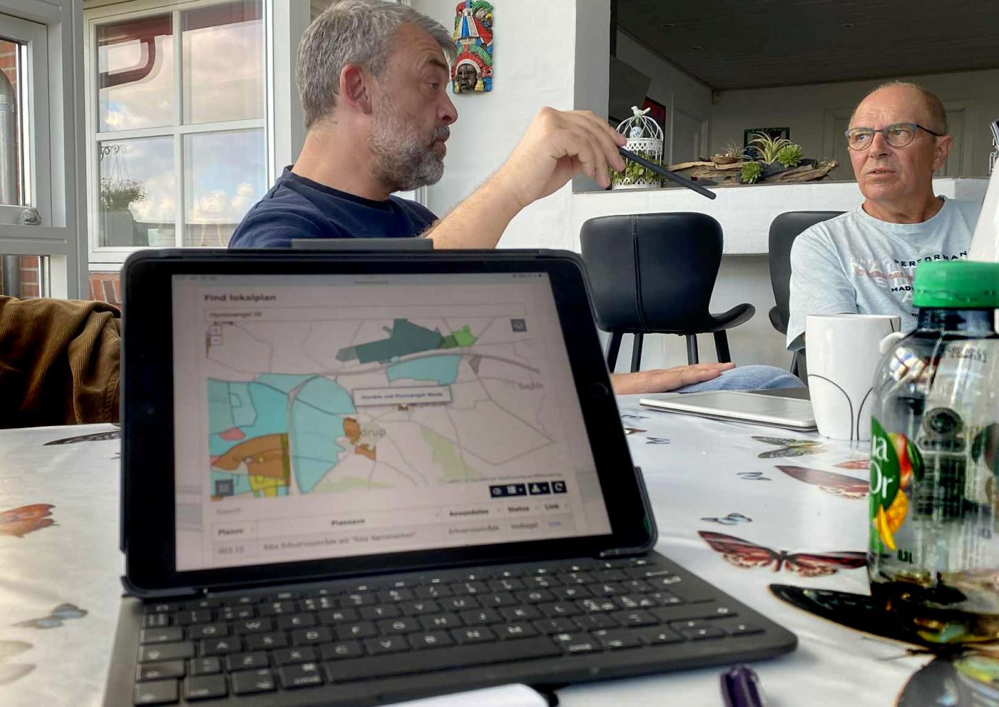 Lokalplan og kort blev gennemgået. Foto: Johnny Tauman.