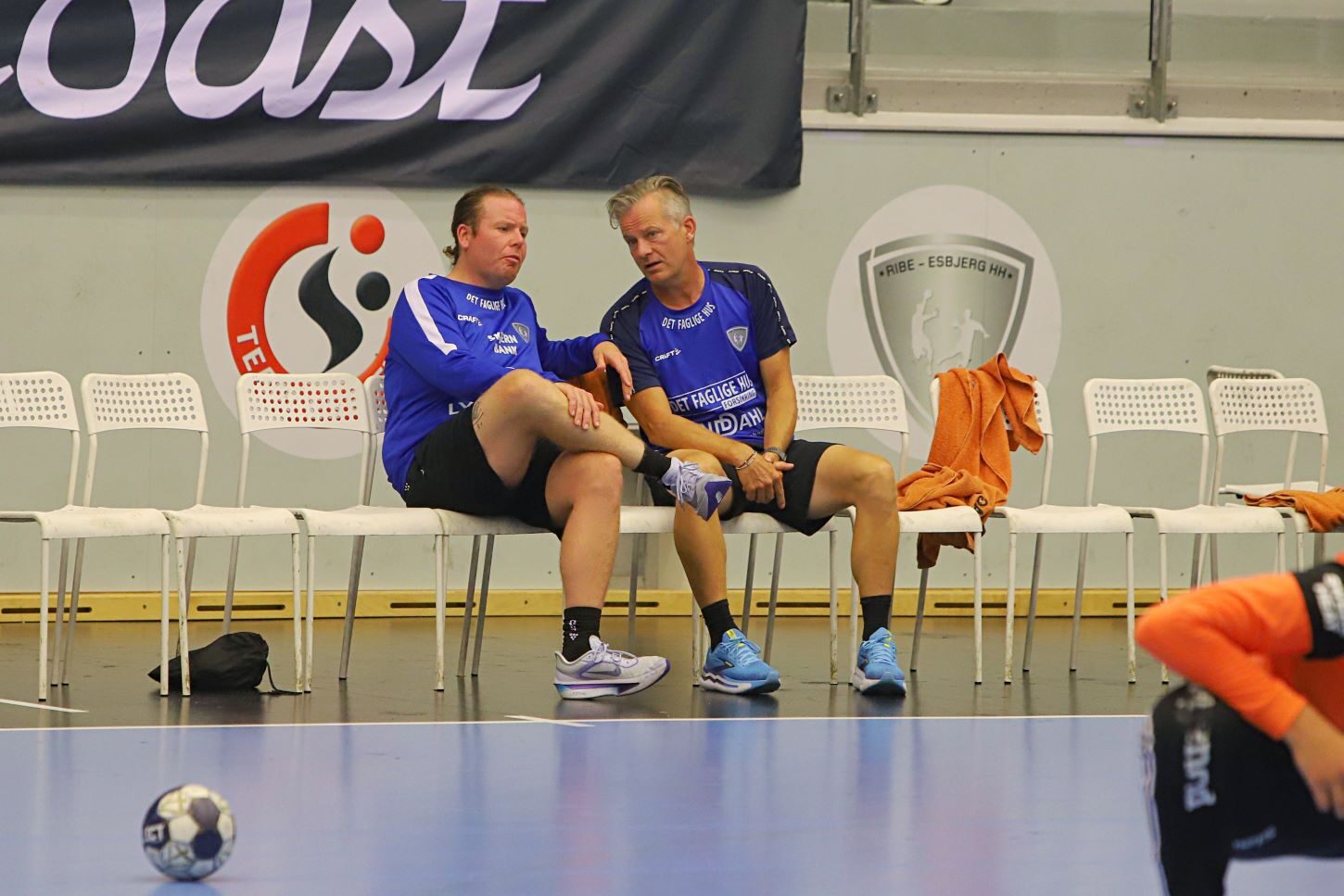 Marc og Ole i drøftelser om spillet. Foto: Johnny Tauman.