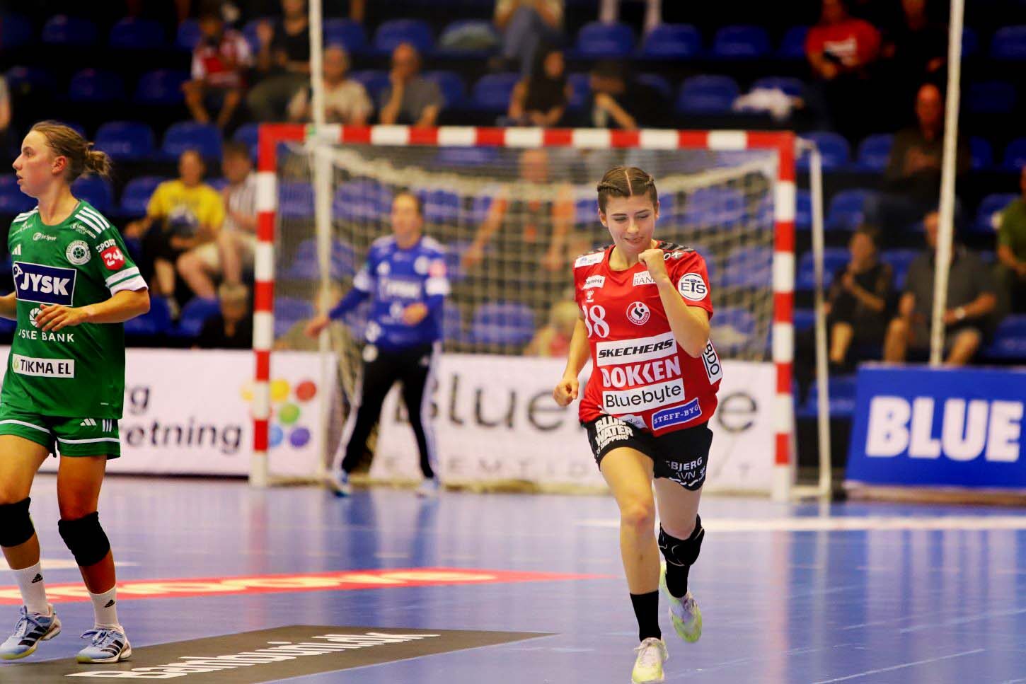 Mia Emmenegger knytter næven efter scoring. Foto: Johnny Tauman.