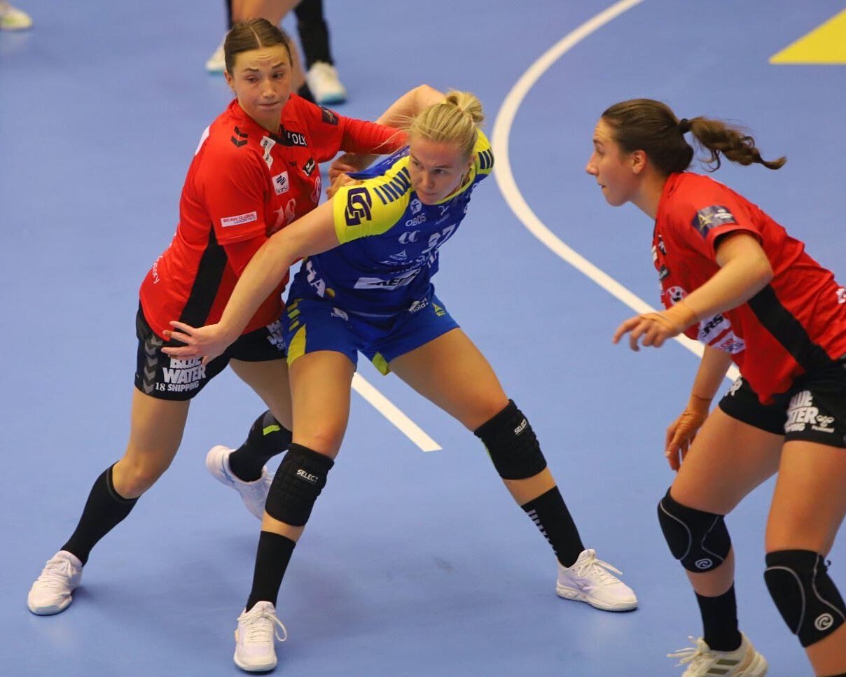 Olivia i stærk forsvarsarbejde. Foto: Johnny Tauman.