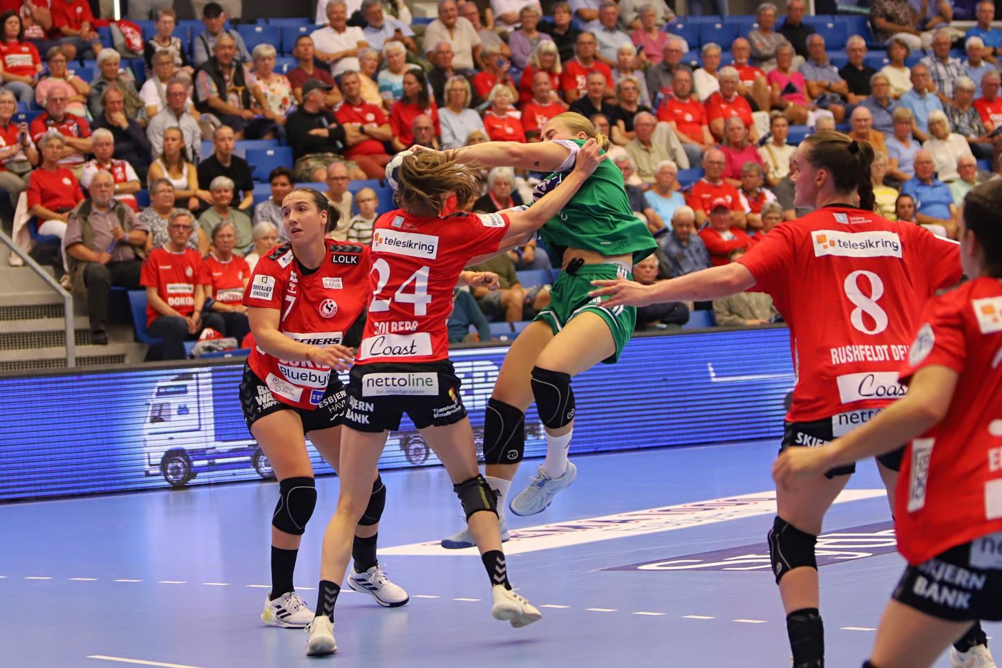 Sanne Solberg i forsvarsaktion med Tabea Schmid som tilskuer. Foto: Johnny Tauman.