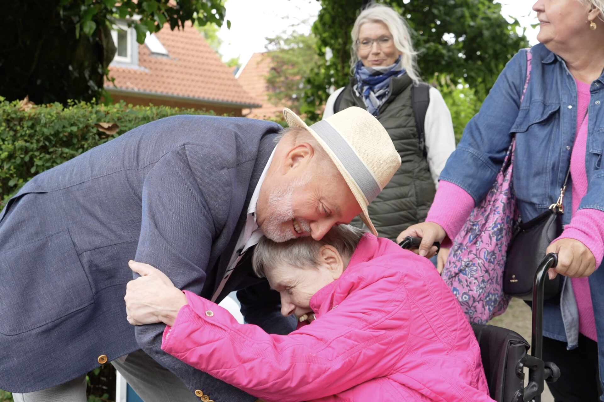 Tv-serien følger Engelbrecht i alle livets situationer. Pressefoto.