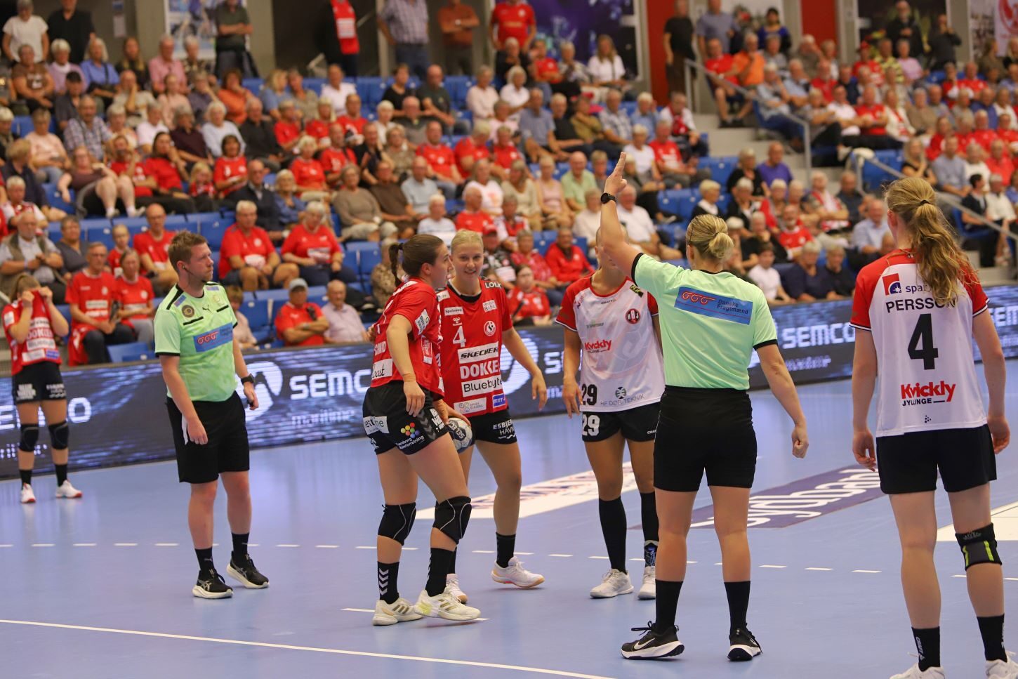 Skal vi grine eller græde - mange udvisninger. Foto: Johnny Tauman.