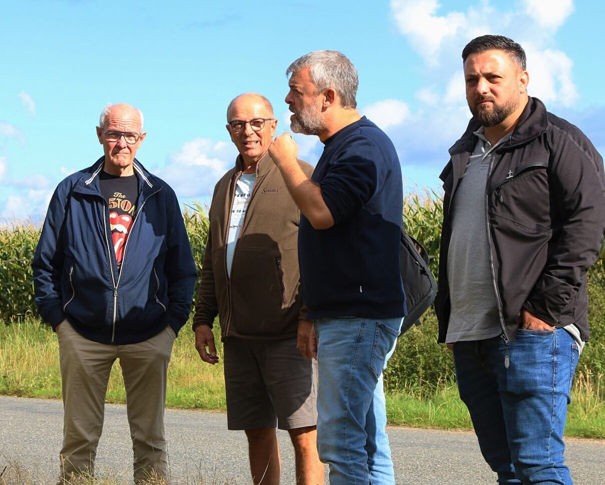 Snakken gik, mens man kiggede ud over de mange tomme arealer. Fra venstre: Henning Hyllested, Torben Pedersen, Mikkel Ammitzbøll og Daniel Teodor Avram. Foto: Johnny Tauman.