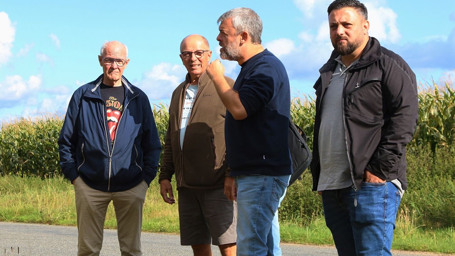 Snakken gik, mens man kiggede ud over de mange tomme arealer. Fra venstre: Henning Hyllested, Torben Pedersen, Mikkel Ammitzbøll og Daniel Teodor Avram. Foto: Johnny Tauman.