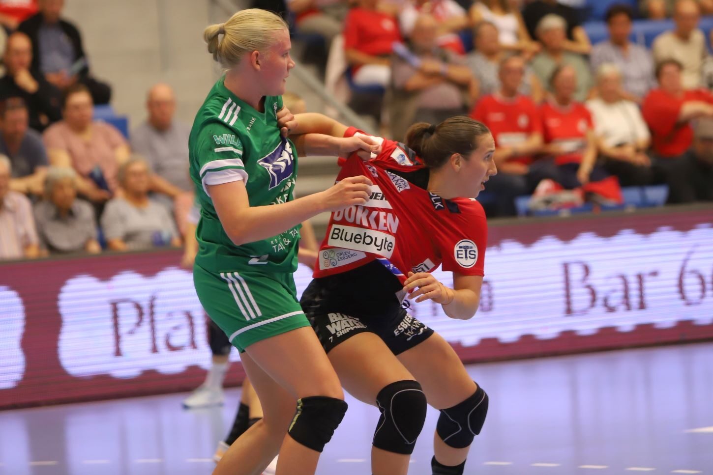 Tabea Schmid bruger alle midler i kampen om den bedste plads. Foto: Johnny Tauman.