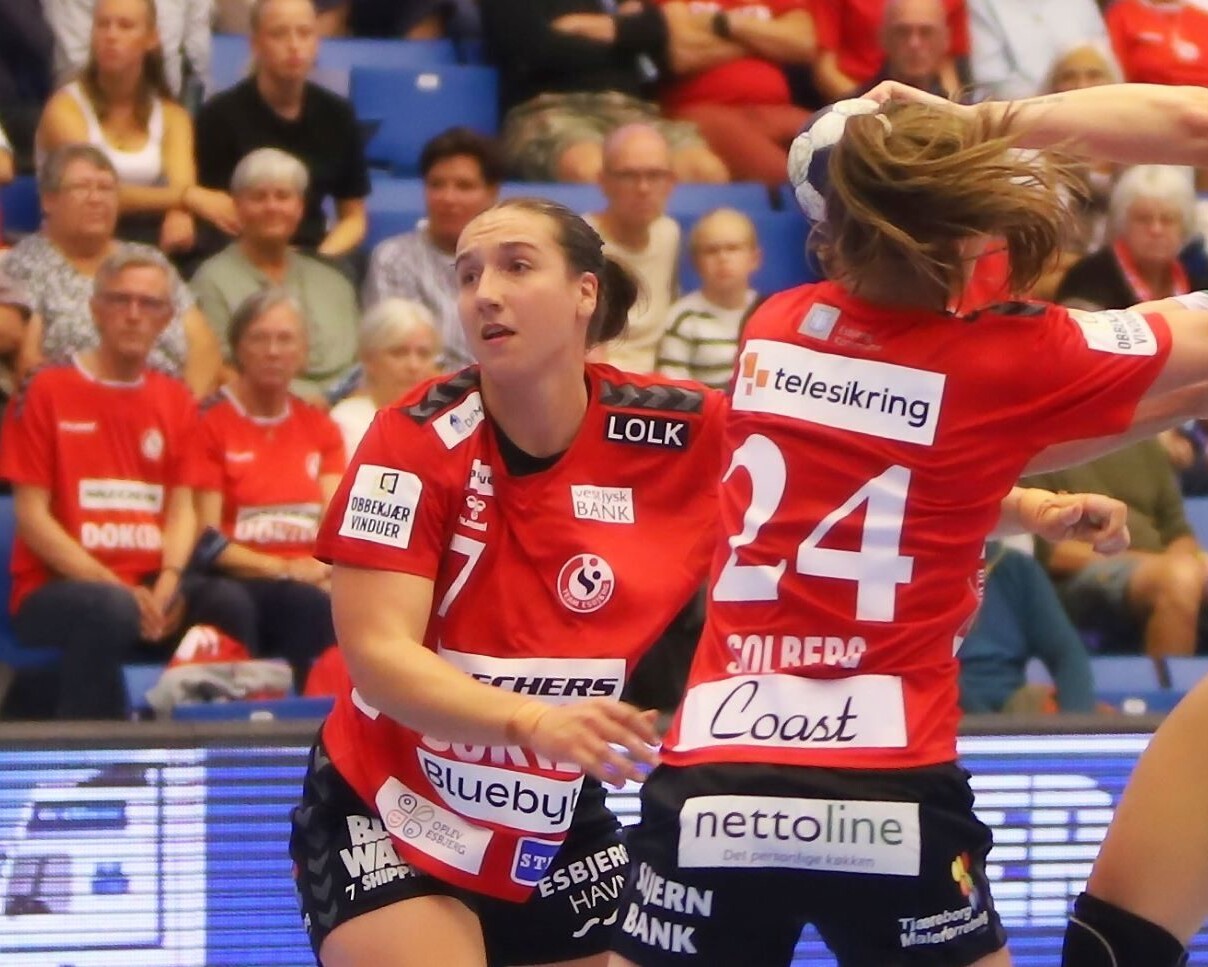 Tabea Schmid er faldet godt til i Team Esbjerg - samspillet med Nora Mørk og Michala Møller er unikt. Foto: Johnny Tauman.