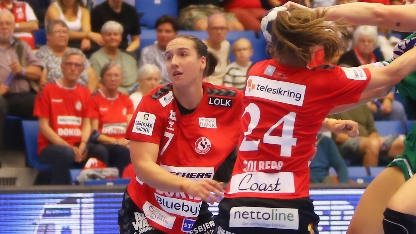 Tabea Schmid er faldet godt til i Team Esbjerg - samspillet med Nora Mørk og Michala Møller er unikt. Foto: Johnny Tauman.