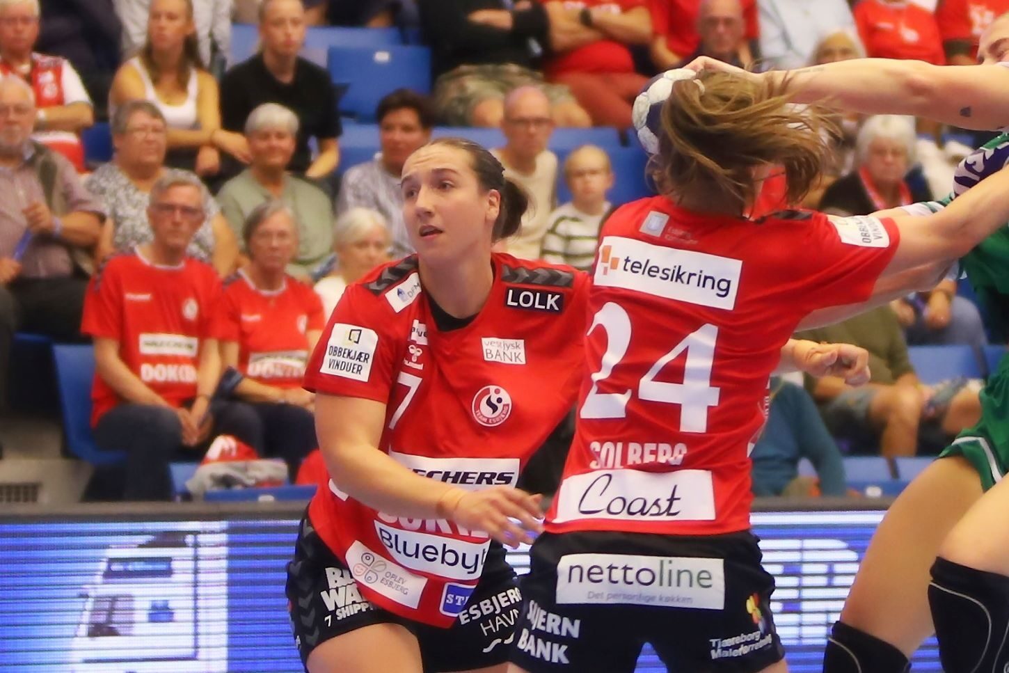 Tabea Schmid er faldet godt til i Team Esbjerg - samspillet med Nora Mørk og Michala Møller er unikt. Foto: Johnny Tauman.