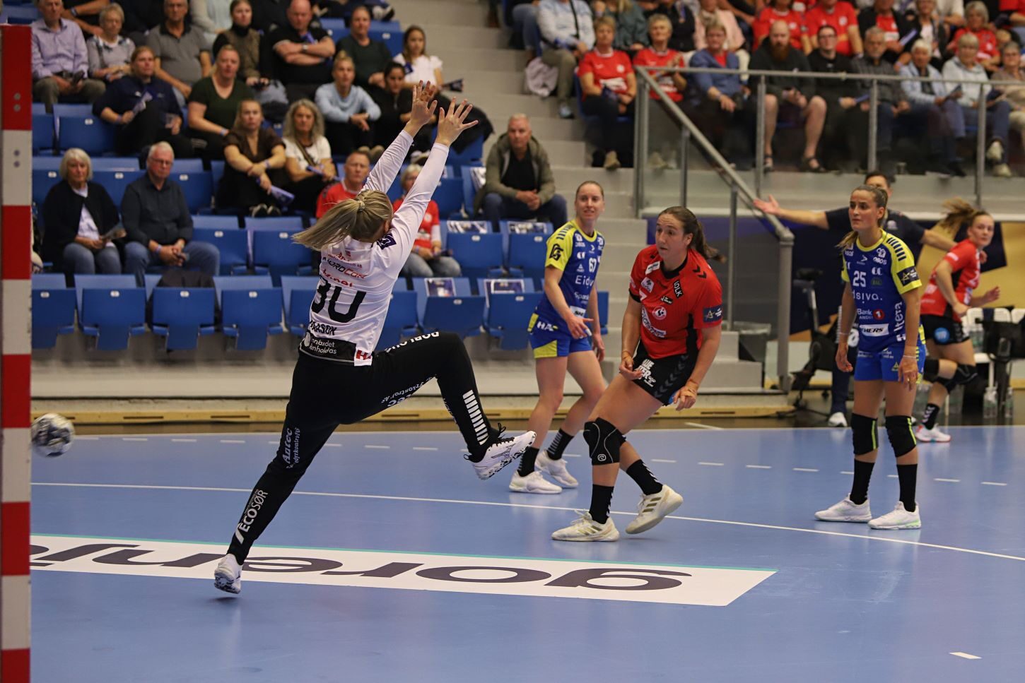 Tabea Schmidt scorer et af sine otte mål. Foto: Johnny Tauman.