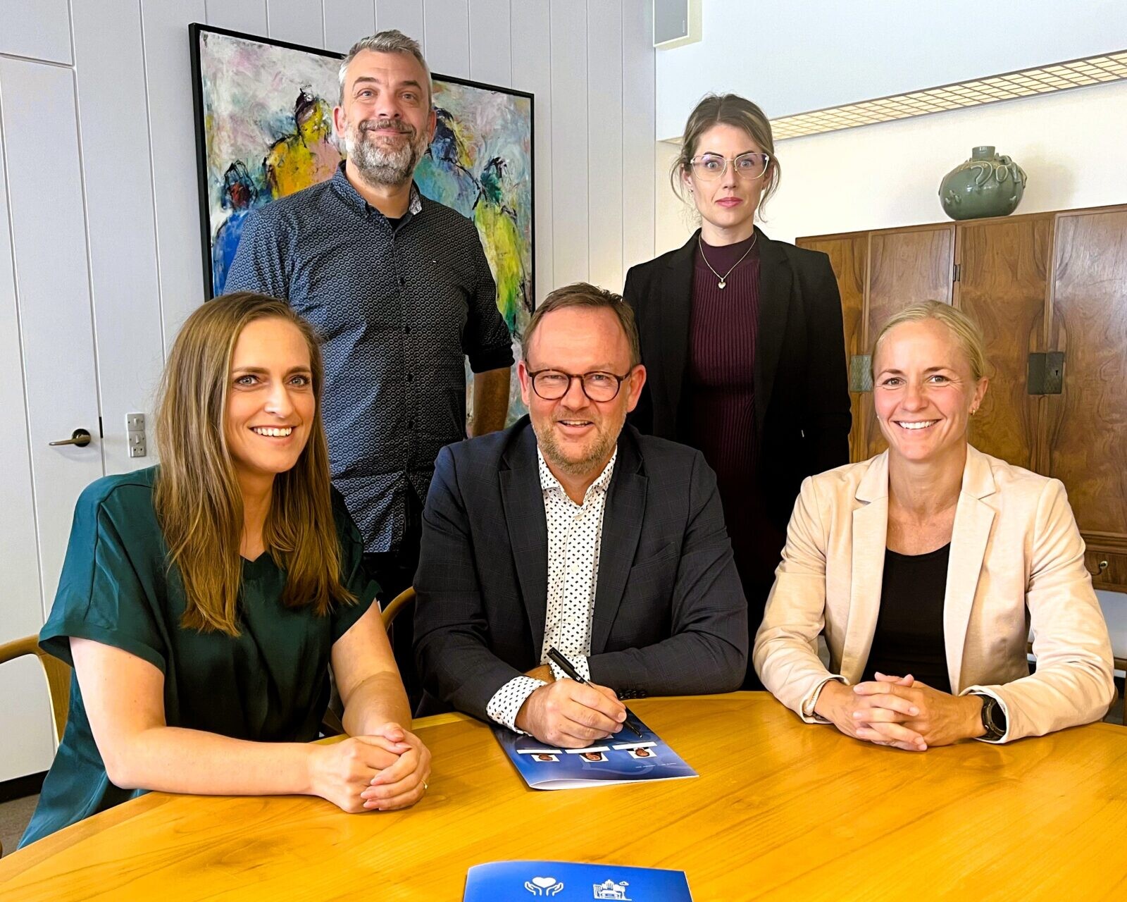 Bag budgetforliget står (bagerst fra venstre) Mikkel Ammitzbøll, Socialistisk Folkeparti, Sabrina Bech Bartholin, løsgænger, May-Britt Andrea Andersen, Det Konservative Folkeparti, borgmester Jesper Frost Rasmussen, Venstre, og Anne Marie Geisler Andersen, Radikale Venstre. Foto: Esbjerg Kommune.