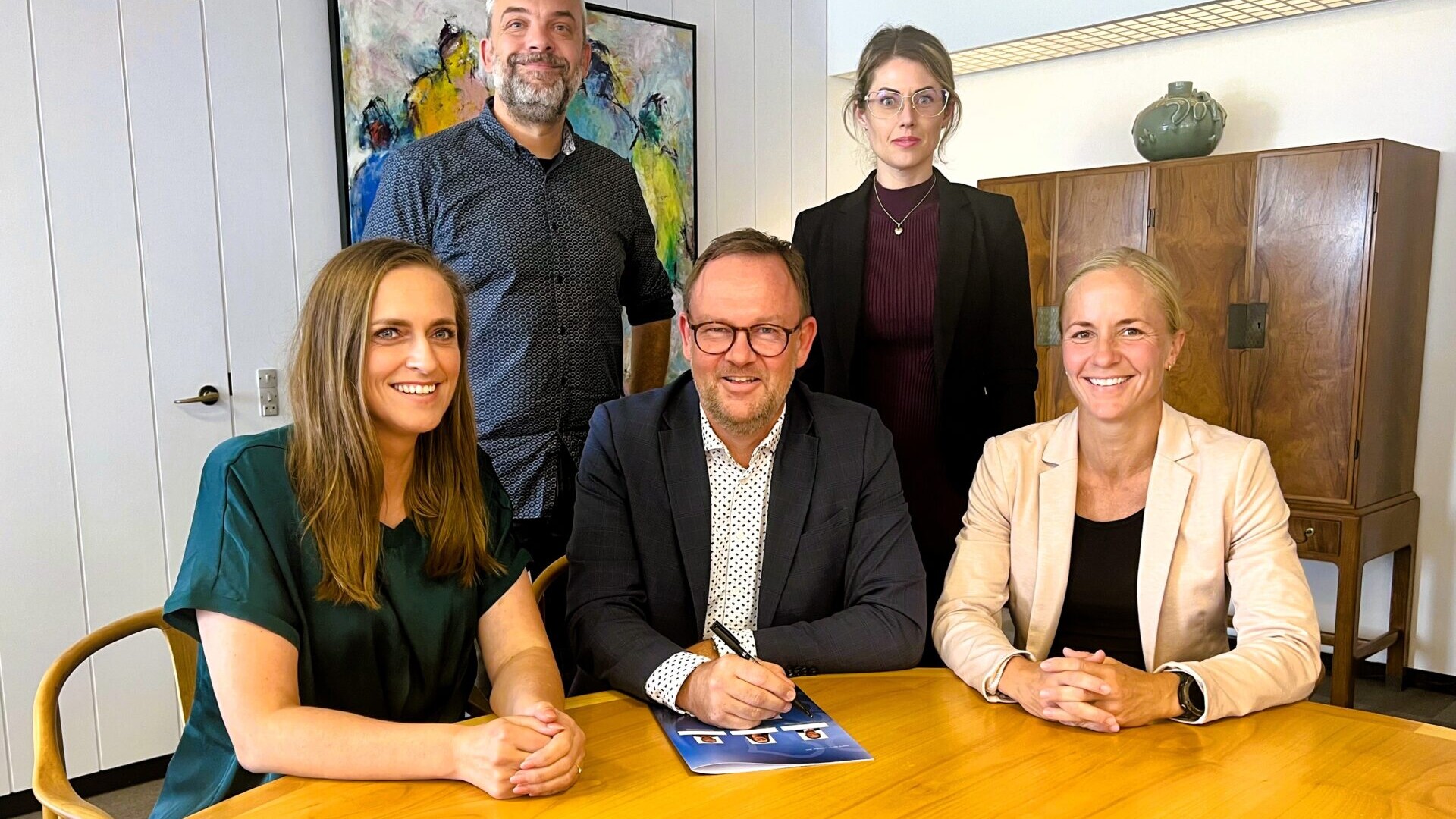 Bag budgetforliget står (bagerst fra venstre) Mikkel Ammitzbøll, Socialistisk Folkeparti, Sabrina Bech Bartholin, løsgænger, May-Britt Andrea Andersen, Det Konservative Folkeparti, borgmester Jesper Frost Rasmussen, Venstre, og Anne Marie Geisler Andersen, Radikale Venstre. Foto: Esbjerg Kommune.