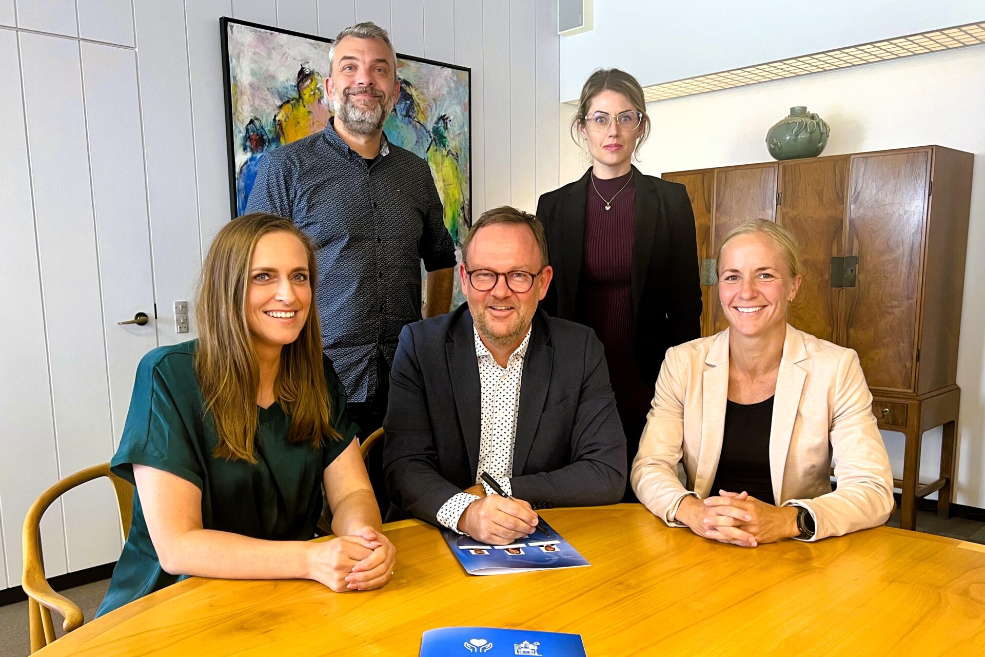 Bag budgetforliget står (bagerst fra venstre) Mikkel Ammitzbøll, Socialistisk Folkeparti, Sabrina Bech Bartholin, løsgænger, May-Britt Andrea Andersen, Det Konservative Folkeparti, borgmester Jesper Frost Rasmussen, Venstre, og Anne Marie Geisler Andersen, Radikale Venstre. Foto: Esbjerg Kommune.