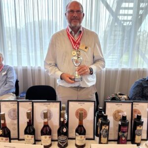 Brygmester Claus Jørgensen med de synlige beviser. Privatfoto.