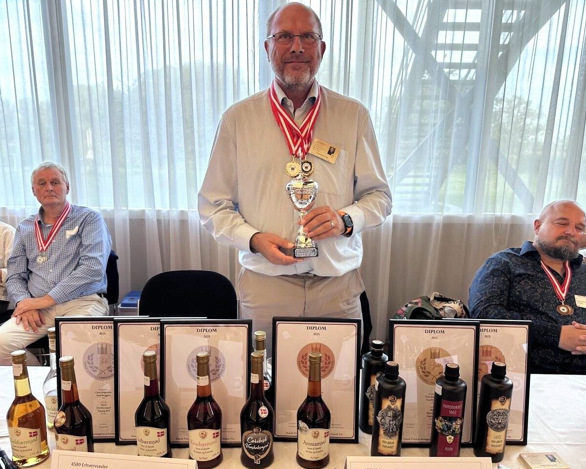 Brygmester Claus Jørgensen med de synlige beviser. Privatfoto.