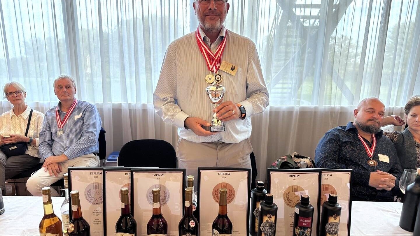 Brygmester Claus Jørgensen med de synlige beviser. Privatfoto.