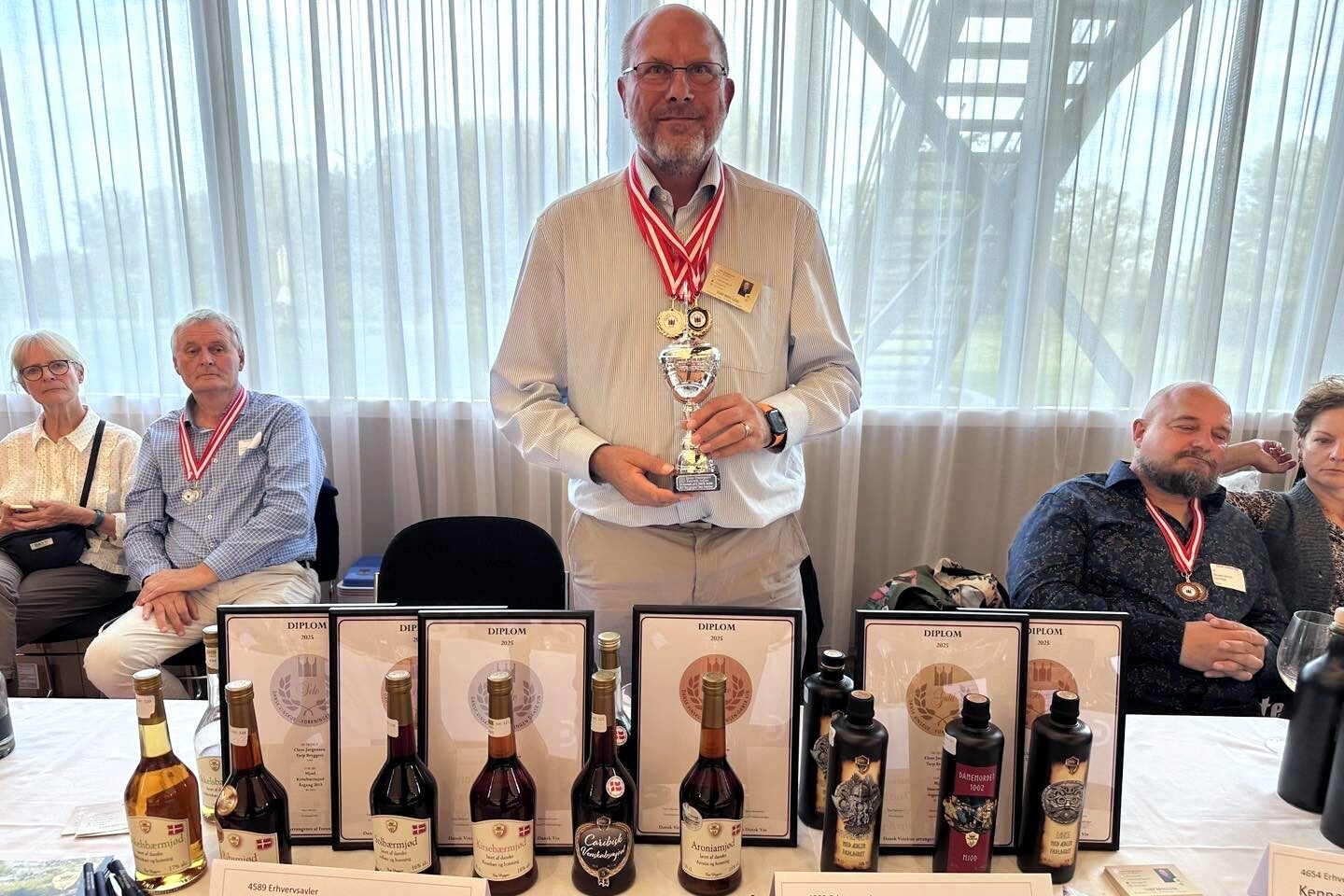 Brygmester Claus Jørgensen med de synlige beviser. Privatfoto.