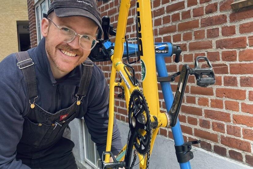 Søren fra Cykleriet med cyklen, som den så ud som Team Rynkeby-cykel. Privatfoto.