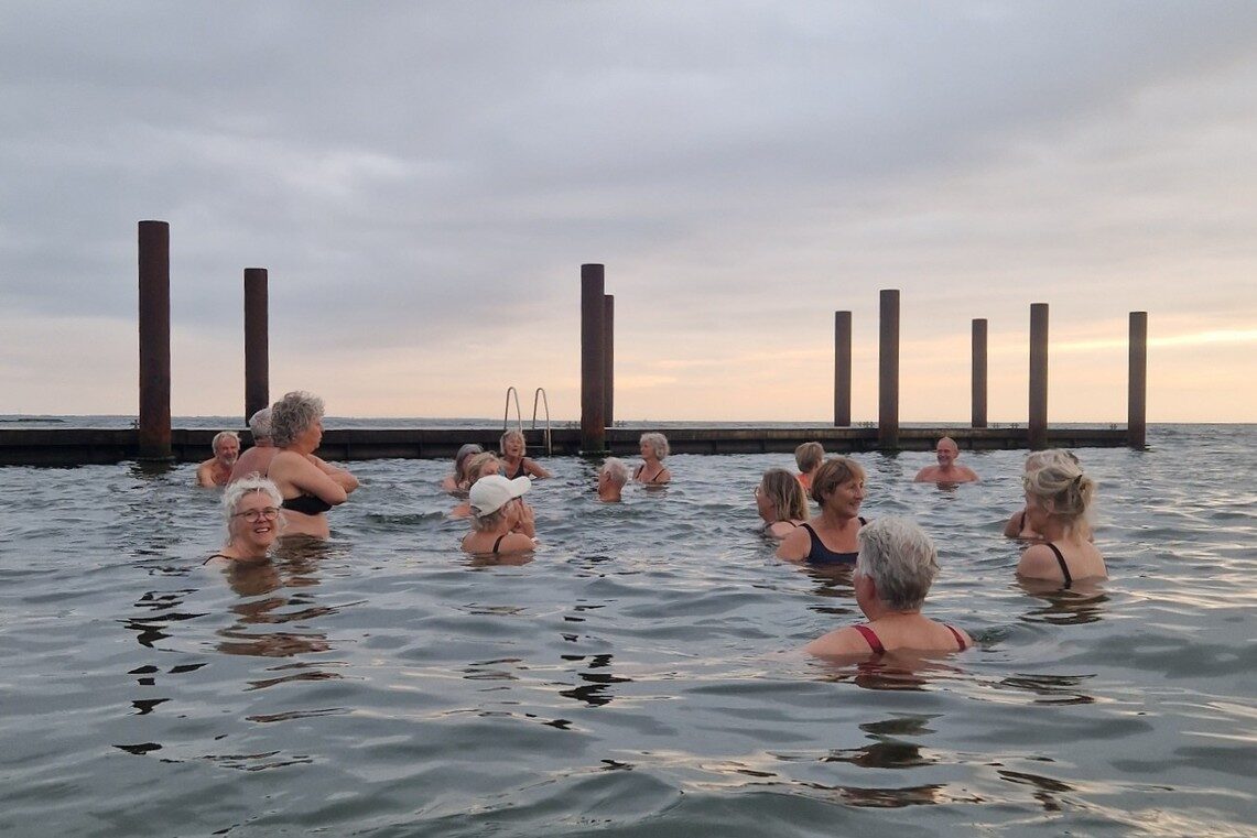 Glade vinterbadere i Ho Bugt Havbad – fællesskab og friske dyp i vandet. Privatfoto.