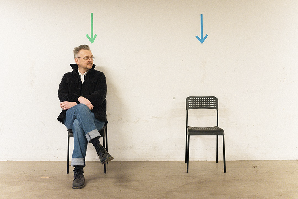 - Jeg har altid følt mig lidt som fluen på væggen eller en outsider, der står og kigger ind. Jeg ville så gerne have, at Mogens og Karen ville hilse på mig. Det var mere sangens ophav, end det var en kritik af småborgerligheden i villakvartererne, fortæller Juncker. PR-foto.