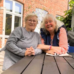 Lis Nielsen (tv) og Wenni Gess Hansen har travlt bag Kultur- & Fritidshuset i disse dage. Foto: Kristine Amalie Paulsen.