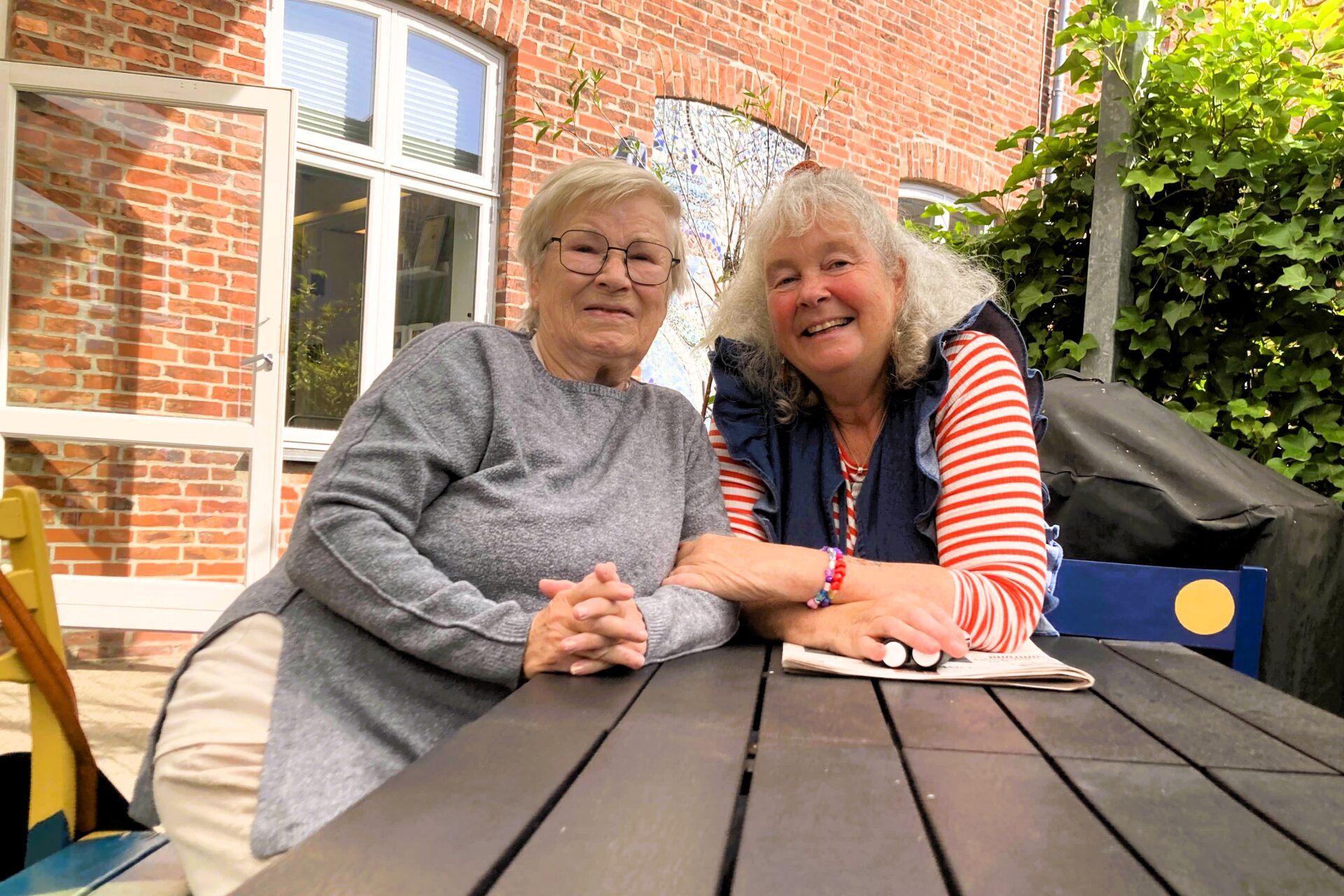 Lis Nielsen (tv) og Wenni Gess Hansen har travlt bag Kultur- & Fritidshuset i disse dage. Foto: Kristine Amalie Paulsen.