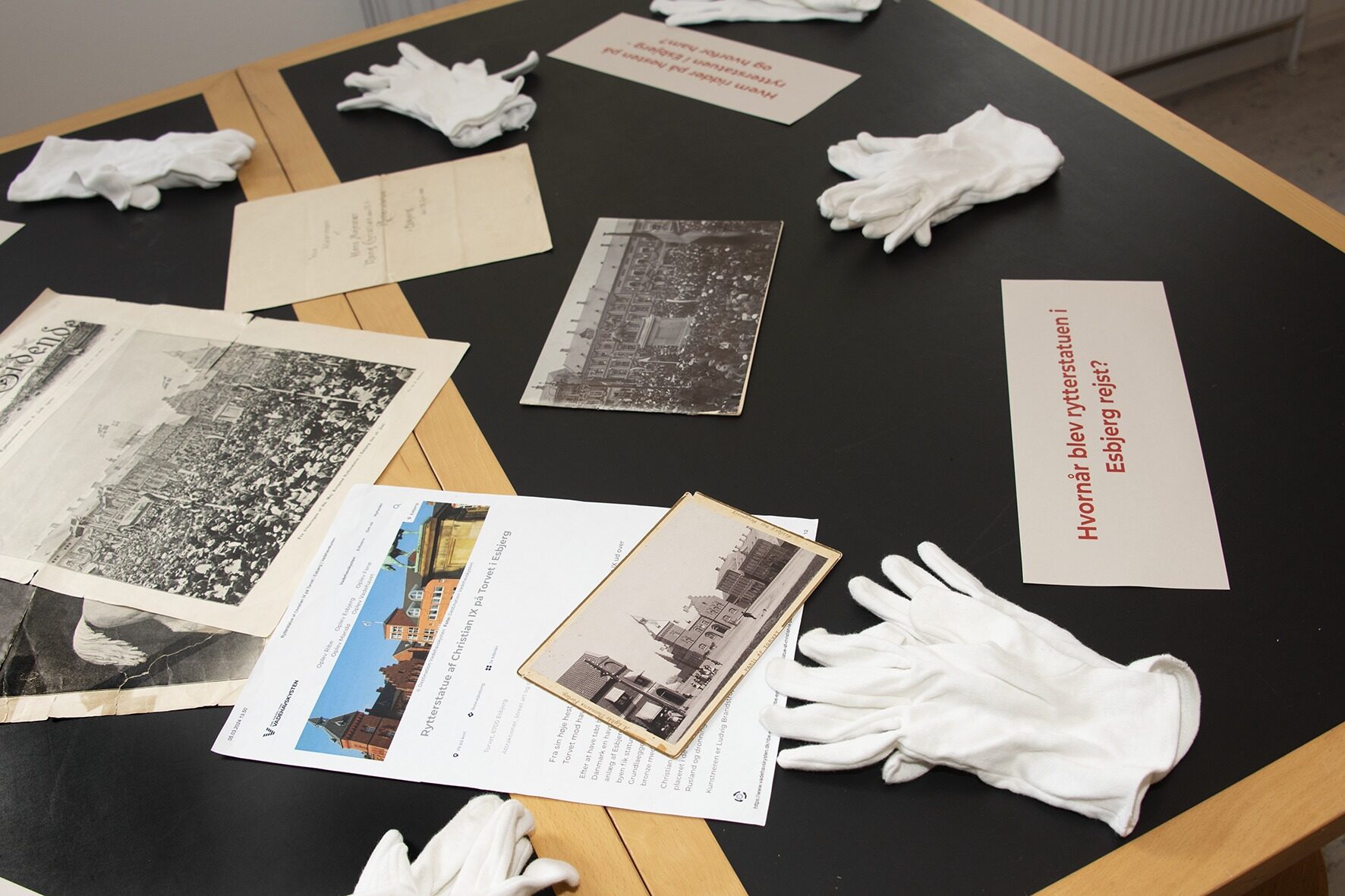 Eleverne arbejder med originale kilder – gamle aviser, fotos og dokumenter. Foto: Esbjerg Kommune.