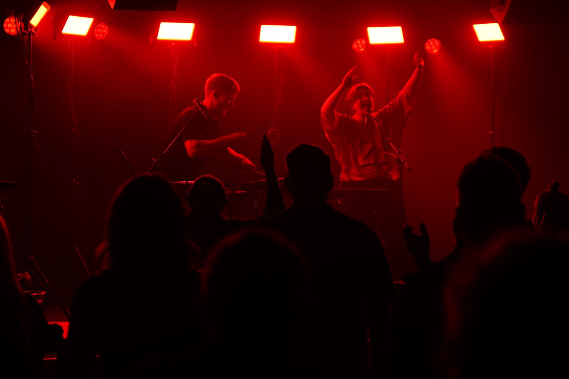 Duoen Roya havde god energi på scenen og i salen - den lille. Foto: Fjodor Pedersen.