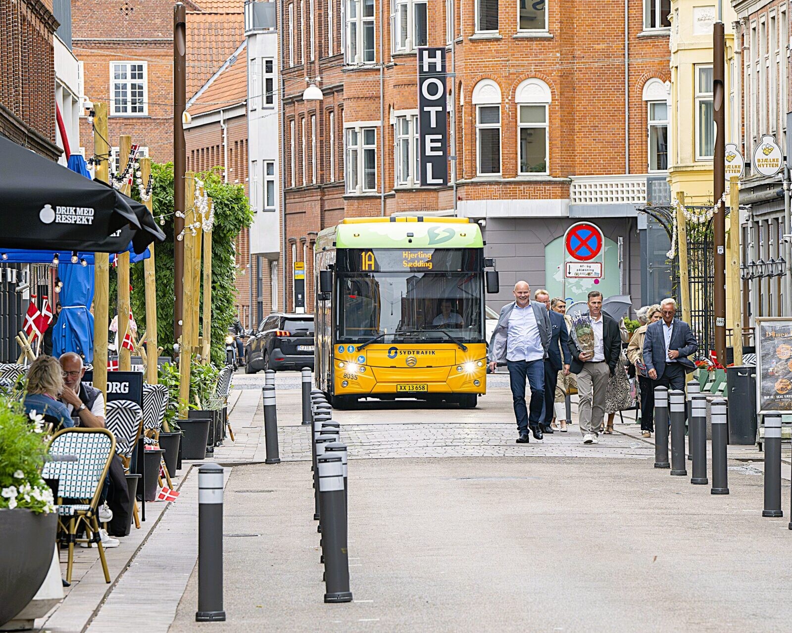 Alle – beboere, erhvervsdrivende, trafikanter og besøgende – kan frem til den 6. oktober give deres mening til kende om byrumsforsøget i Skolegade. Foto: Esbjerg Kommune.