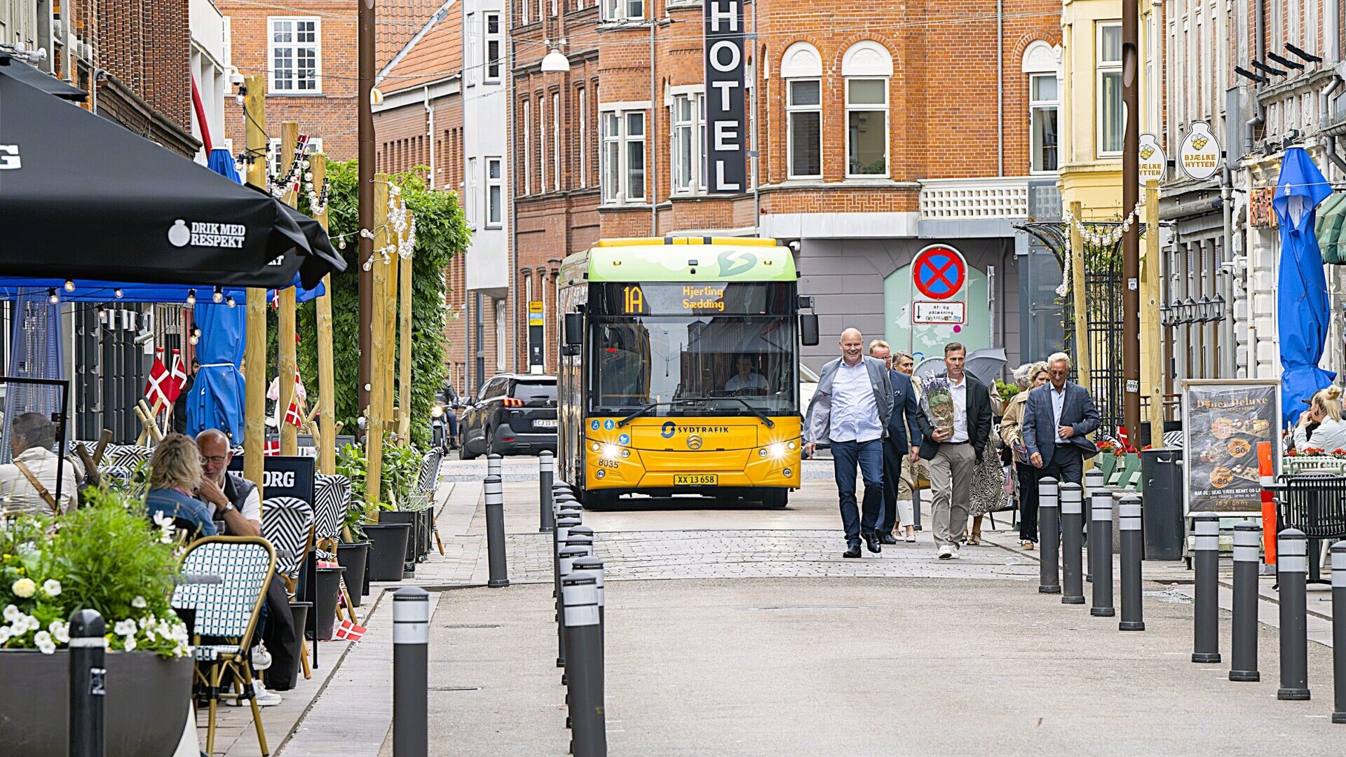Alle – beboere, erhvervsdrivende, trafikanter og besøgende – kan frem til den 6. oktober give deres mening til kende om byrumsforsøget i Skolegade. Foto: Esbjerg Kommune.